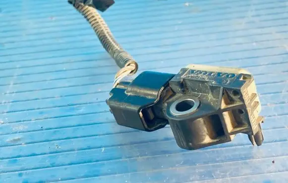 Volvo V70 Airbag deployment crash/impact sensor 160310 703062
