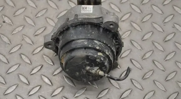BMW 7 G11 G12 Engine mount bracket 6860478