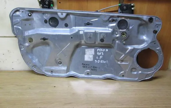 Volkswagen Polo IV 9N3 Front door window regulator with motor