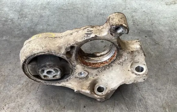 Citroen C4 I Engine mount bracket 810907