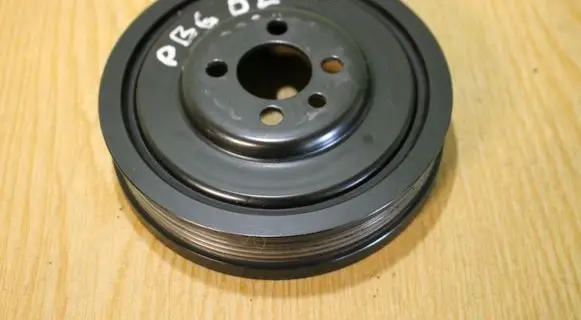 Volkswagen PASSAT B6 Crankshaft pulley 038105243