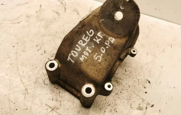 Engine mounting bracket