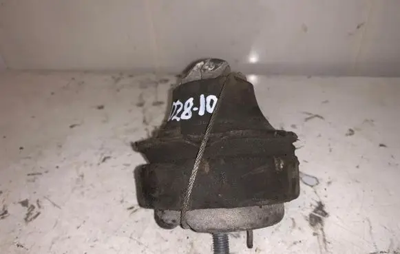 Volvo XC70 Engine mount bracket 8683936 D2810