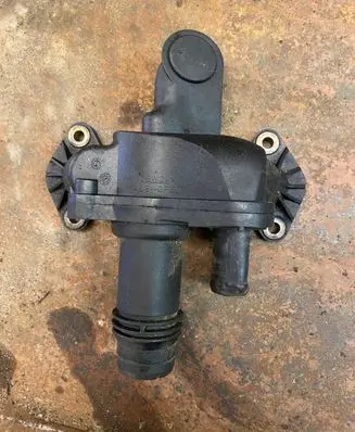 Jaguar XF X250 Thermostat housing 4H2Q8592BF C8WOA