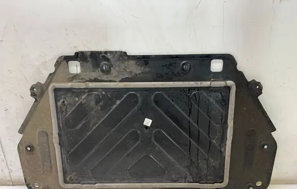 Center/middle under tray cover