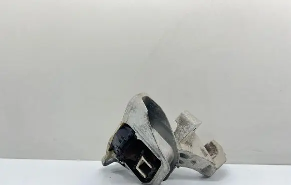 Nissan Micra K14 Engine mount bracket
