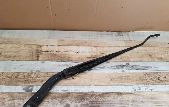 Chevrolet Captiva Front wiper blade arm