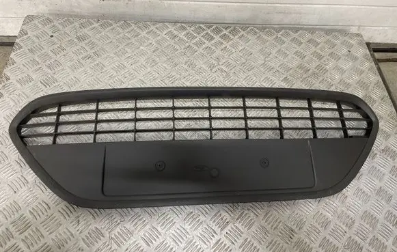 Ford Focus Front bumper upper radiator grill 8M5117B968A
