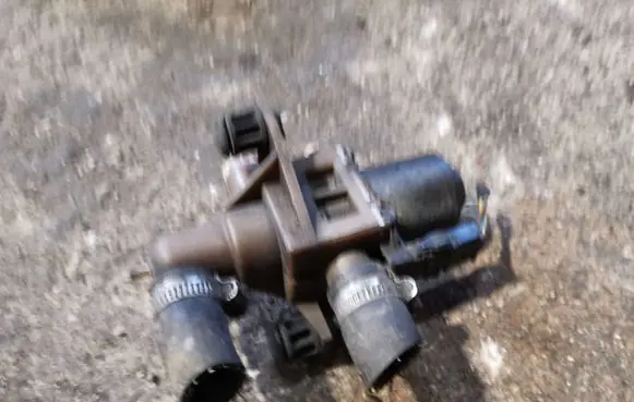 Mercedes-Benz Vito Viano W639 Coolant heater control valve 0018300684