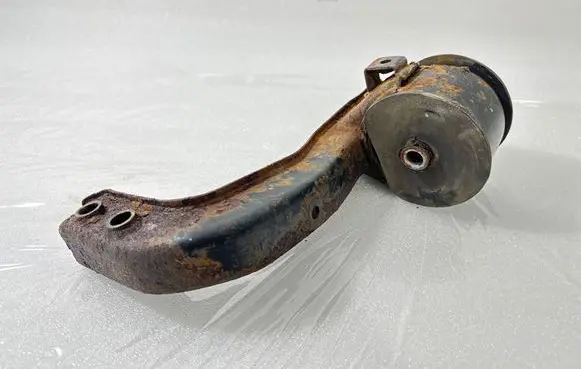 Mitsubishi Eclipse (D21A/D22A/D27A) Engine mount bracket 
