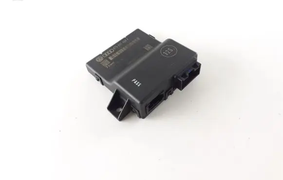 Audi A5 8T 8F Gateway control module 8T0907468F