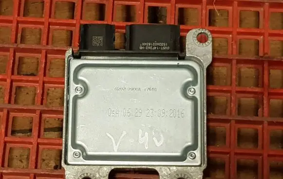 Volvo V40 Airbag control unit/module 31406938 T126661203303 266GSA3303