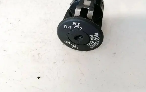 Passenger airbag on/off switch