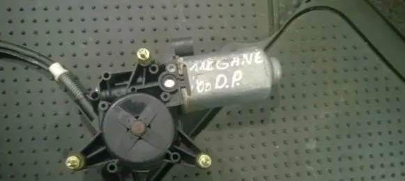 Renault Megane I Front door window regulator motor 400326A 03020798