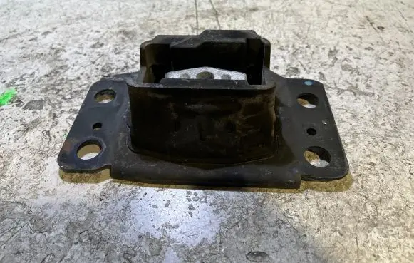 Ford Fusion II Engine mount bracket DG937M121EA