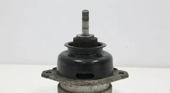 Volkswagen Touareg I Engine mount bracket 7L6199131