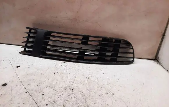 Volkswagen PASSAT B5 Front bumper lower grill 3B0853678B