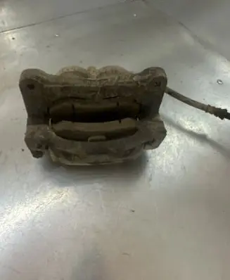 Mitsubishi Pajero Front brake caliper