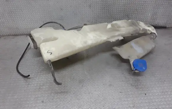 Honda CR-V Windshield washer fluid reservoir/tank