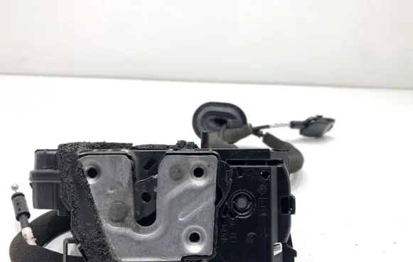 Renault Clio IV Rear door lock 825019504R