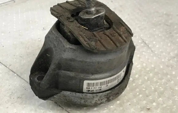 BMW 5 E60 E61 Engine mount bracket 6761092 22116761092 22116774620