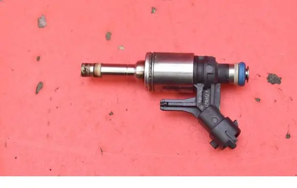 BMW 7 F01 F02 F03 F04 Fuel injector V7591623