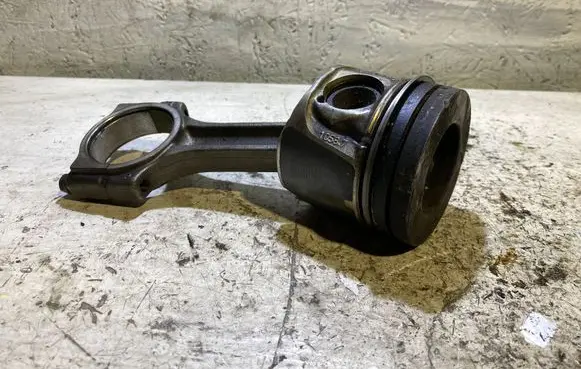Renault Laguna III Piston with connecting rod
