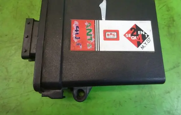 Toyota Carina T210 LP gas control unit module 67R011006