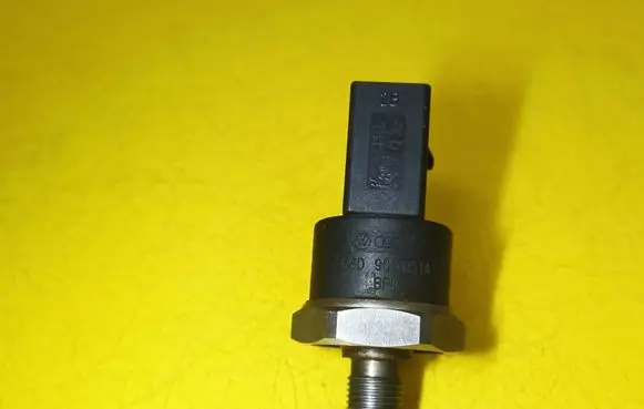 Audi A3 S3 8P Fuel pressure sensor 0261545008