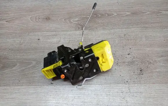 Volvo S80 Rear door lock 8650554