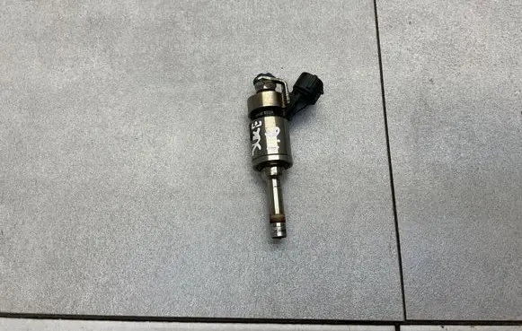 Nissan Juke I F15 Fuel injector 166001KC0A