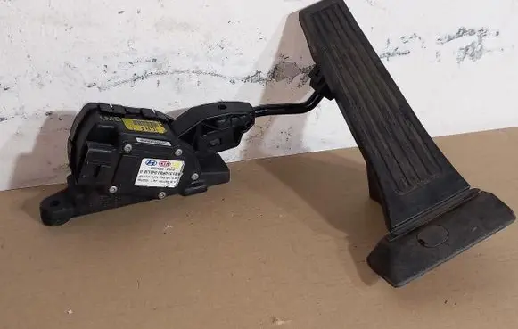 Hyundai ix35 Accelerator throttle pedal 327272S000