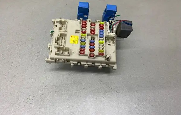 Nissan Almera N16 Fuse module 243505M310