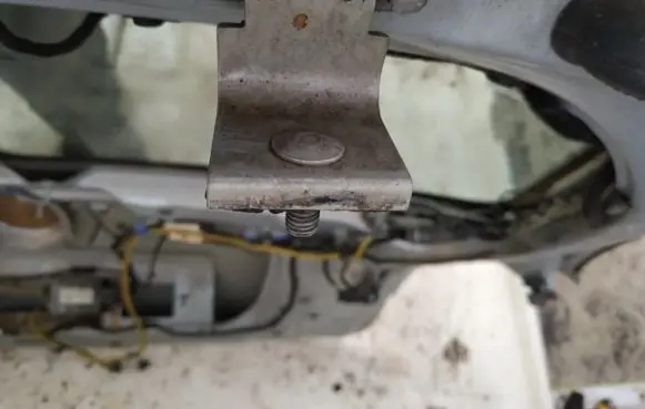 Volkswagen Golf V Tailgate/trunk/boot hinge