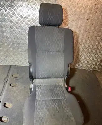 Toyota Avensis Verso Second row seats 
