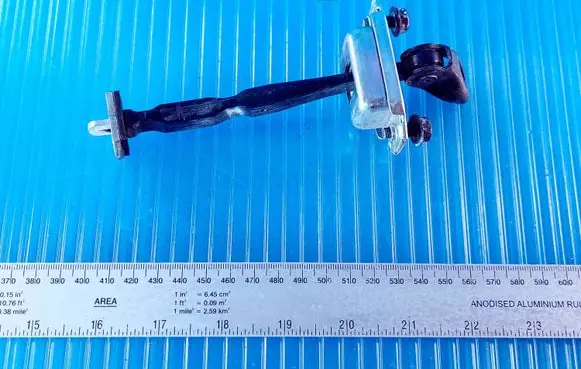 Nissan Qashqai Front door check strap stopper