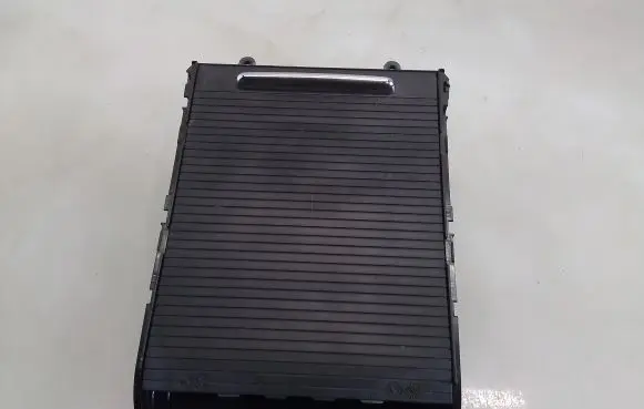 Volkswagen PASSAT B6 Cup holder front 