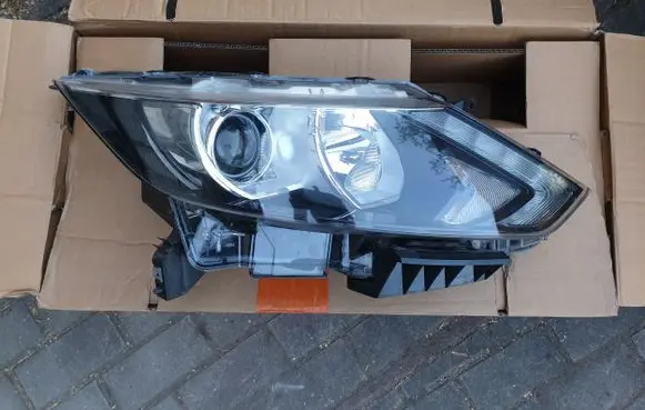 Nissan Qashqai Headlight/headlamp 260104EH1B 260104EH0B