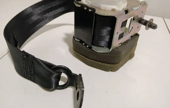 Rear seatbelt