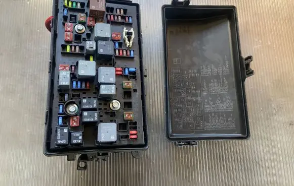 Chevrolet Orlando Fuse box set 13222782 13255300