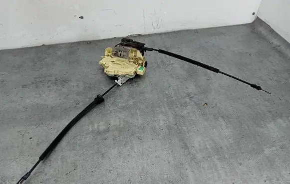 Volkswagen PASSAT B6 Front door lock 3C1B37015A
