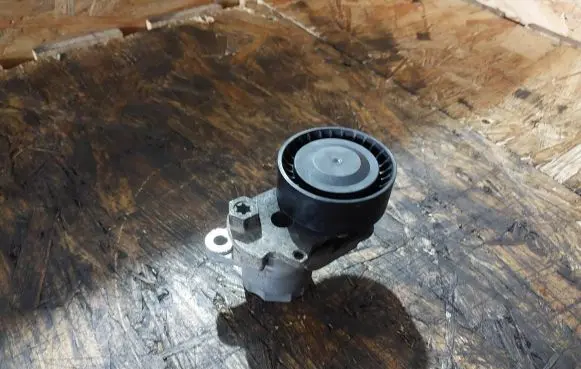 Seat Leon (5F) Generator/alternator belt tensioner 04E145299L