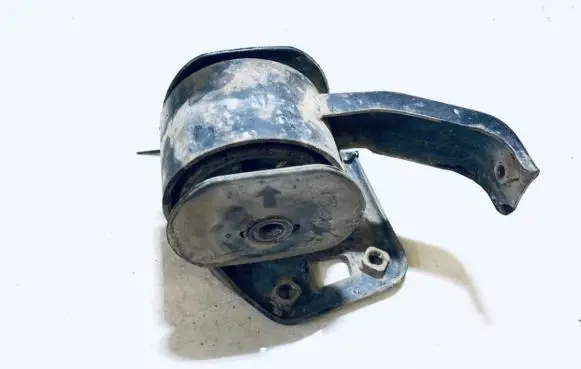 Hyundai Lantra I Engine mount bracket