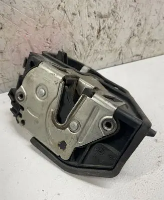 BMW X3 E83 Front door lock 7167068