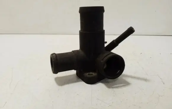 Volkswagen Golf III Engine coolant pipe/hose 068121133AE