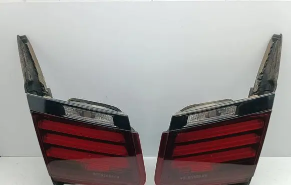 Tailgate rear/tail lights