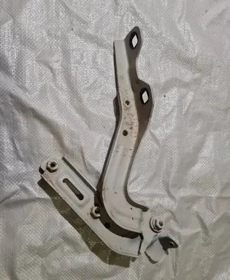 Engine bonnet/hood hinges