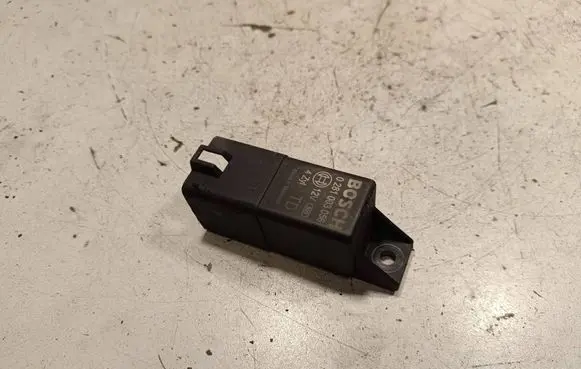 Mitsubishi L200 Glow plug pre-heat relay 0281003056