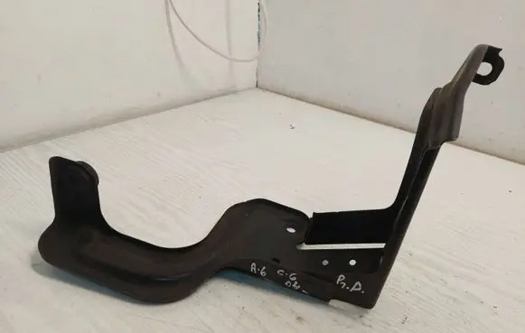 Audi A6 S6 C6 4F Intercooler pipe mounting bracket 4F0145814