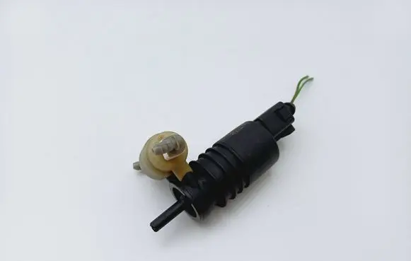 Volkswagen Golf Plus Windscreen/windshield washer pump 1T0955651A